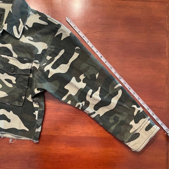 Love Tree Cropped Camo Print Raw Edge Denim Jacket L - Picture 4 of 6